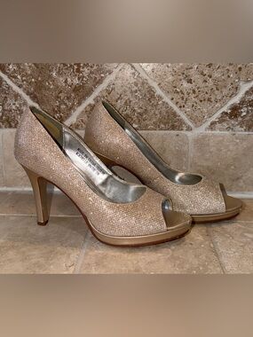 David's Bridal preowned Champagne Sparkle/Rochelle open Toe pumps, heels SIZE 7M